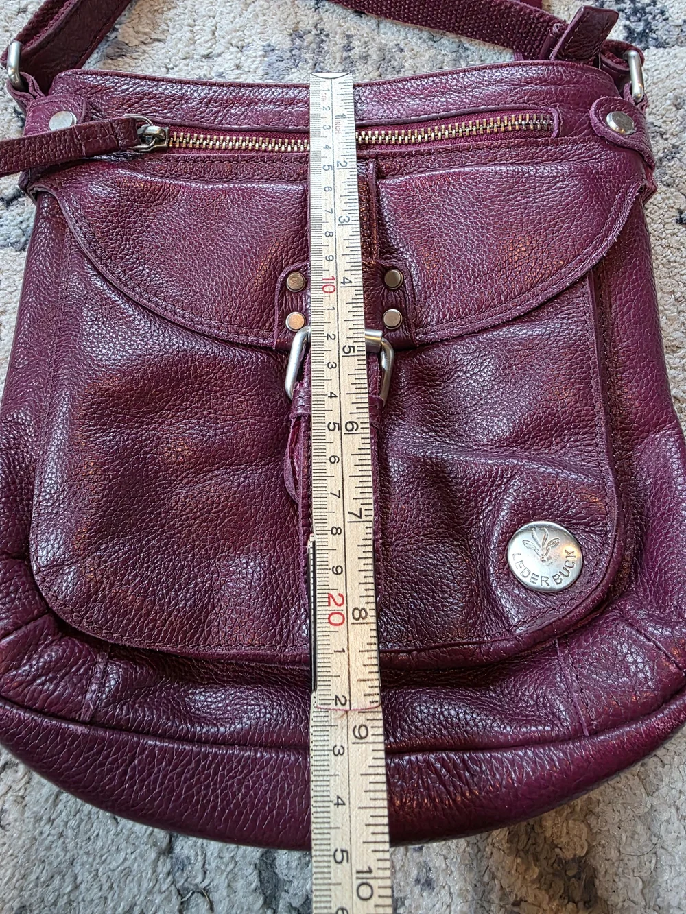 Leder Buck Women's Genuine Leather Crossbody Bag in Burgundy